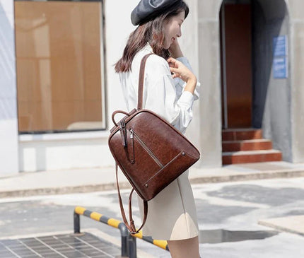 sac-dos-rigide-noir-minimaliste-poches-zippees