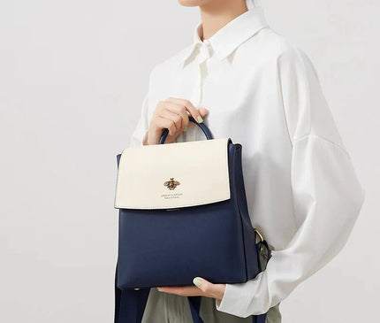 sac-a-dos-bleu-blanc-detail-abeille-doree