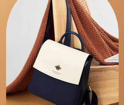 sac-a-dos-bleu-blanc-detail-abeille-doree