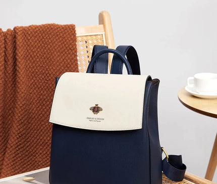 sac-a-dos-bleu-blanc-detail-abeille-doree