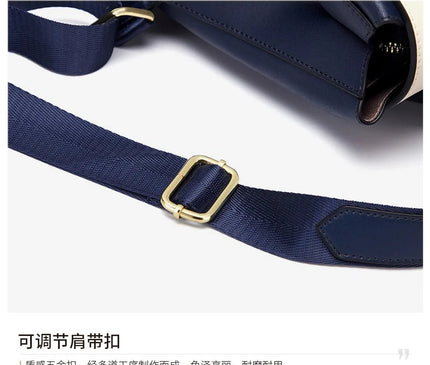 sac-a-dos-bleu-blanc-detail-abeille-doree