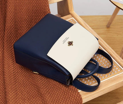 sac-a-dos-bleu-blanc-detail-abeille-doree