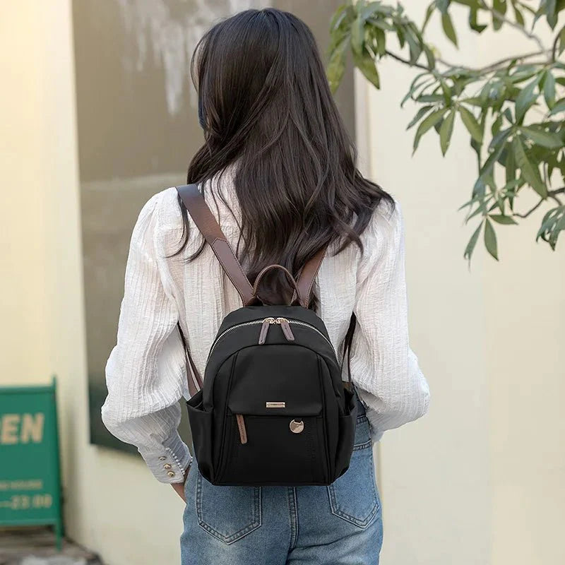 sac-a-dos-compact-avec-details-effet-cuir-design-minimaliste