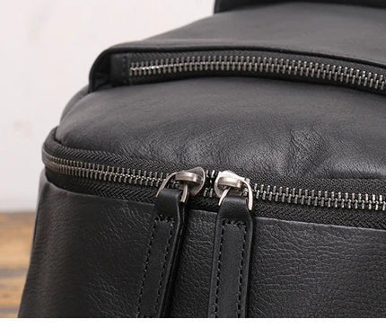 sac-a-dos-noir-minimaliste-poches-laterales
