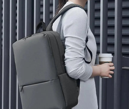 sac-a-dos-compact-rectangulaire-minimaliste-noir-uni