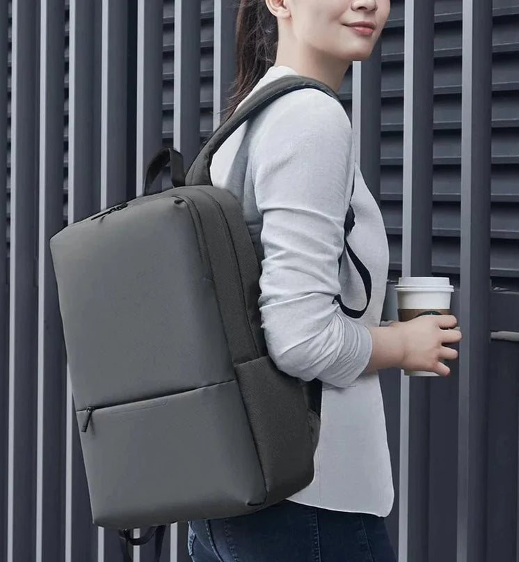 sac-a-dos-compact-rectangulaire-minimaliste-noir-uni