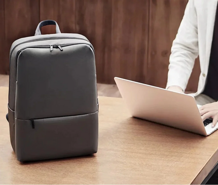 sac-a-dos-compact-rectangulaire-minimaliste-noir-uni