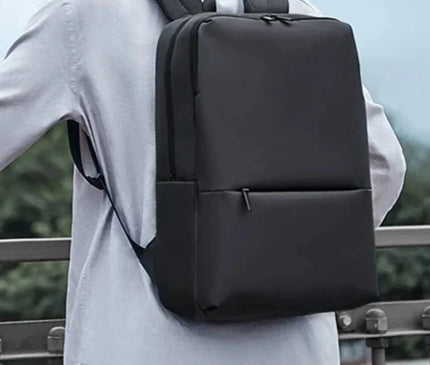 sac-a-dos-compact-rectangulaire-minimaliste-noir-uni