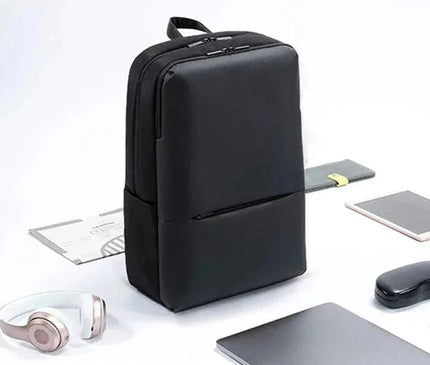 sac-a-dos-compact-rectangulaire-minimaliste-noir-uni