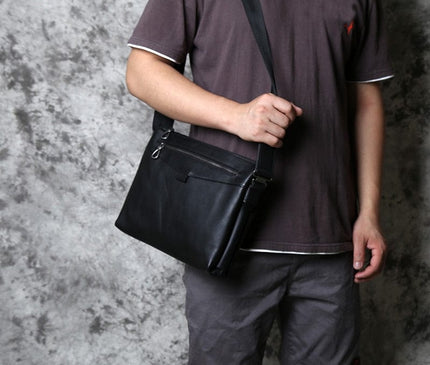 sac-bandouliere-noir-rectangulaire-avec-poche-zipped