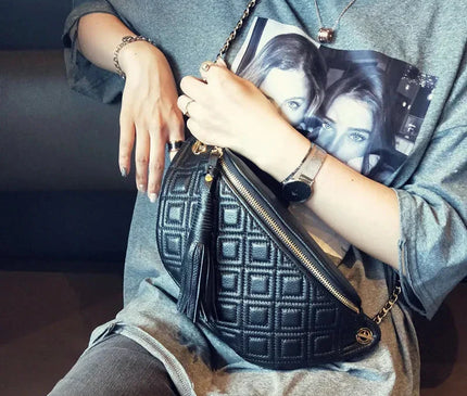 sac-banane-bleu-matelasse-zip-dore-pompon