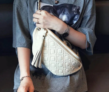 sac-banane-bleu-matelasse-zip-dore-pompon