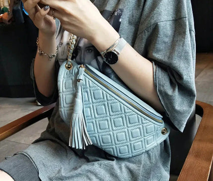 sac-banane-bleu-matelasse-zip-dore-pompon