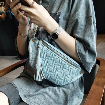 sac-banane-bleu-matelasse-zip-dore-pompon