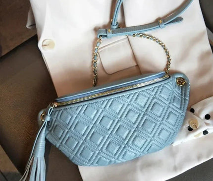 sac-banane-bleu-matelasse-zip-dore-pompon