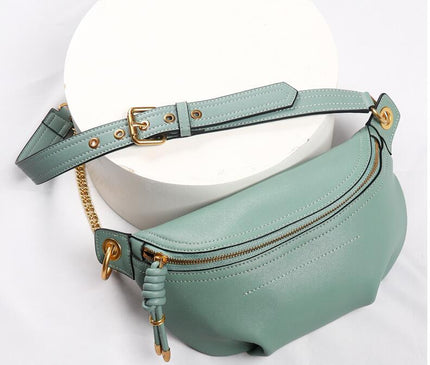 sac-banane-compact-noir-details-dores-chaine-amovible