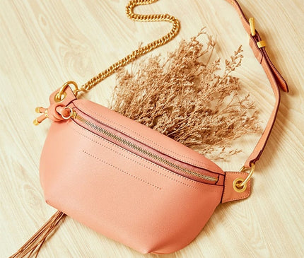 sac-banane-compact-noir-details-dores-chaine-amovible