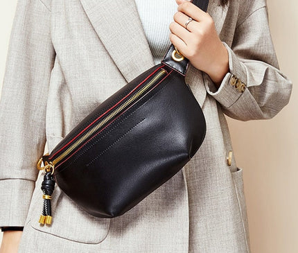 sac-banane-compact-noir-details-dores-chaine-amovible