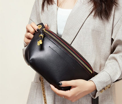 sac-banane-compact-noir-details-dores-chaine-amovible