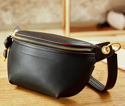 sac-banane-compact-noir-details-dores-chaine-amovible