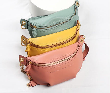 sac-banane-compact-noir-details-dores-chaine-amovible