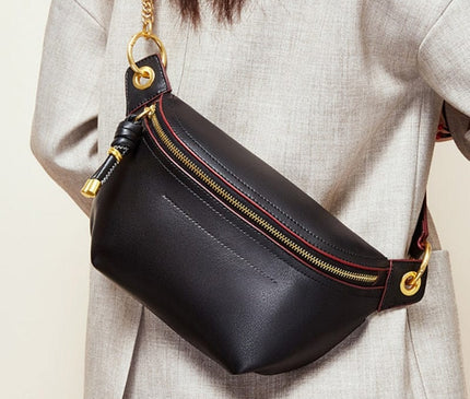 sac-banane-compact-noir-details-dores-chaine-amovible