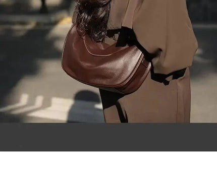 sac-banane-arrondi-design-minimaliste-urbain