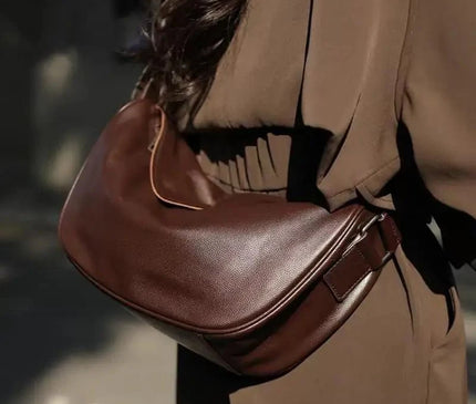 sac-banane-arrondi-design-minimaliste-urbain