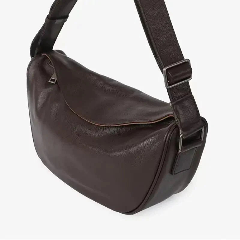 sac-banane-arrondi-design-minimaliste-urbain