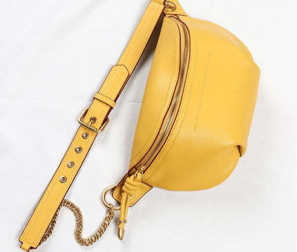 sac-banane-compact-noir-details-dores-chaine-amovible