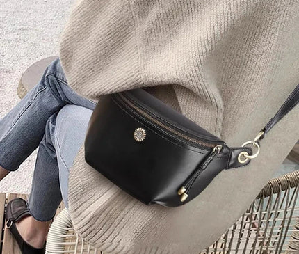 sac-banane-noir-ornement-floral-sangle-reglable
