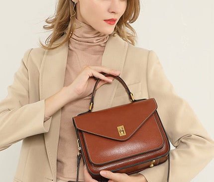 sac-bandouliere-rectangulaire-anse-rigide-poches-multiples