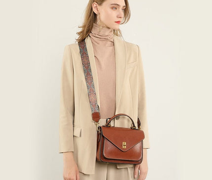 sac-bandouliere-rectangulaire-anse-rigide-poches-multiples