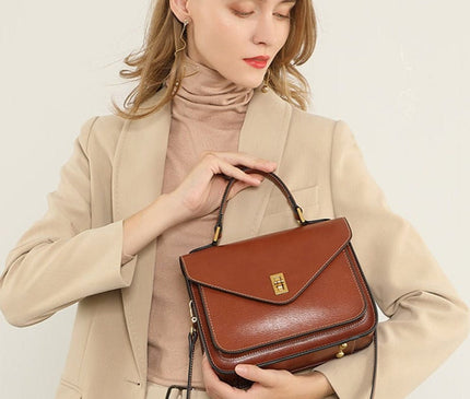 sac-bandouliere-rectangulaire-anse-rigide-poches-multiples