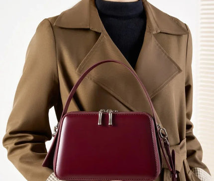 sac-bordeaux-rigide-bandouliere-poignees-argentees