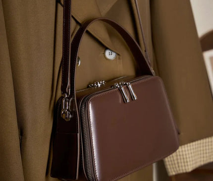 sac-bordeaux-rigide-bandouliere-poignees-argentees