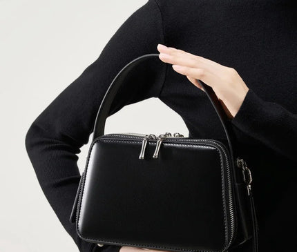 sac-bordeaux-rigide-bandouliere-poignees-argentees