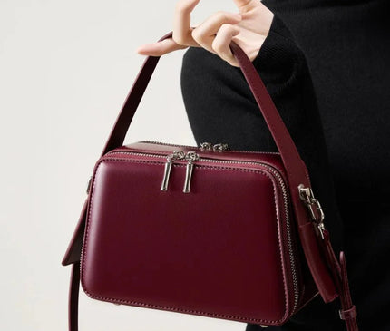 sac-bordeaux-rigide-bandouliere-poignees-argentees