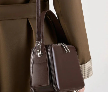 sac-bordeaux-rigide-bandouliere-poignees-argentees
