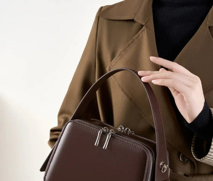 sac-bordeaux-rigide-bandouliere-poignees-argentees