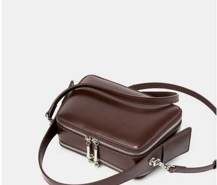 sac-bordeaux-rigide-bandouliere-poignees-argentees