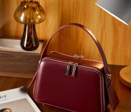 sac-bordeaux-rigide-bandouliere-poignees-argentees