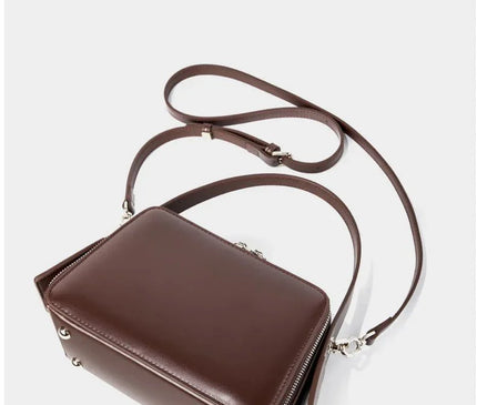 sac-bordeaux-rigide-bandouliere-poignees-argentees