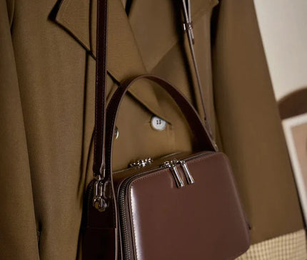 sac-bordeaux-rigide-bandouliere-poignees-argentees