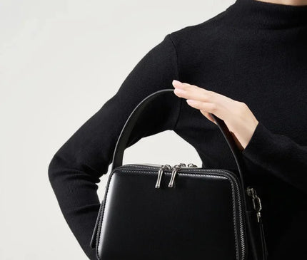 sac-bordeaux-rigide-bandouliere-poignees-argentees