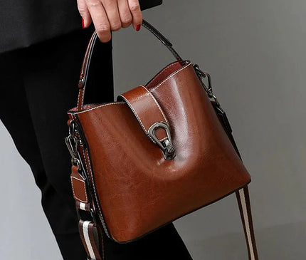 sac-noir-boucle-metallique-sangle-reglable