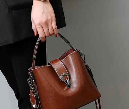 sac-noir-boucle-metallique-sangle-reglable