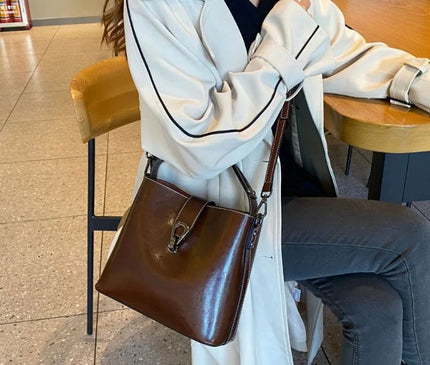 sac-noir-boucle-metallique-sangle-reglable