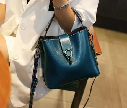 sac-noir-boucle-metallique-sangle-reglable