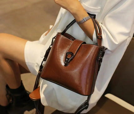 sac-noir-boucle-metallique-sangle-reglable